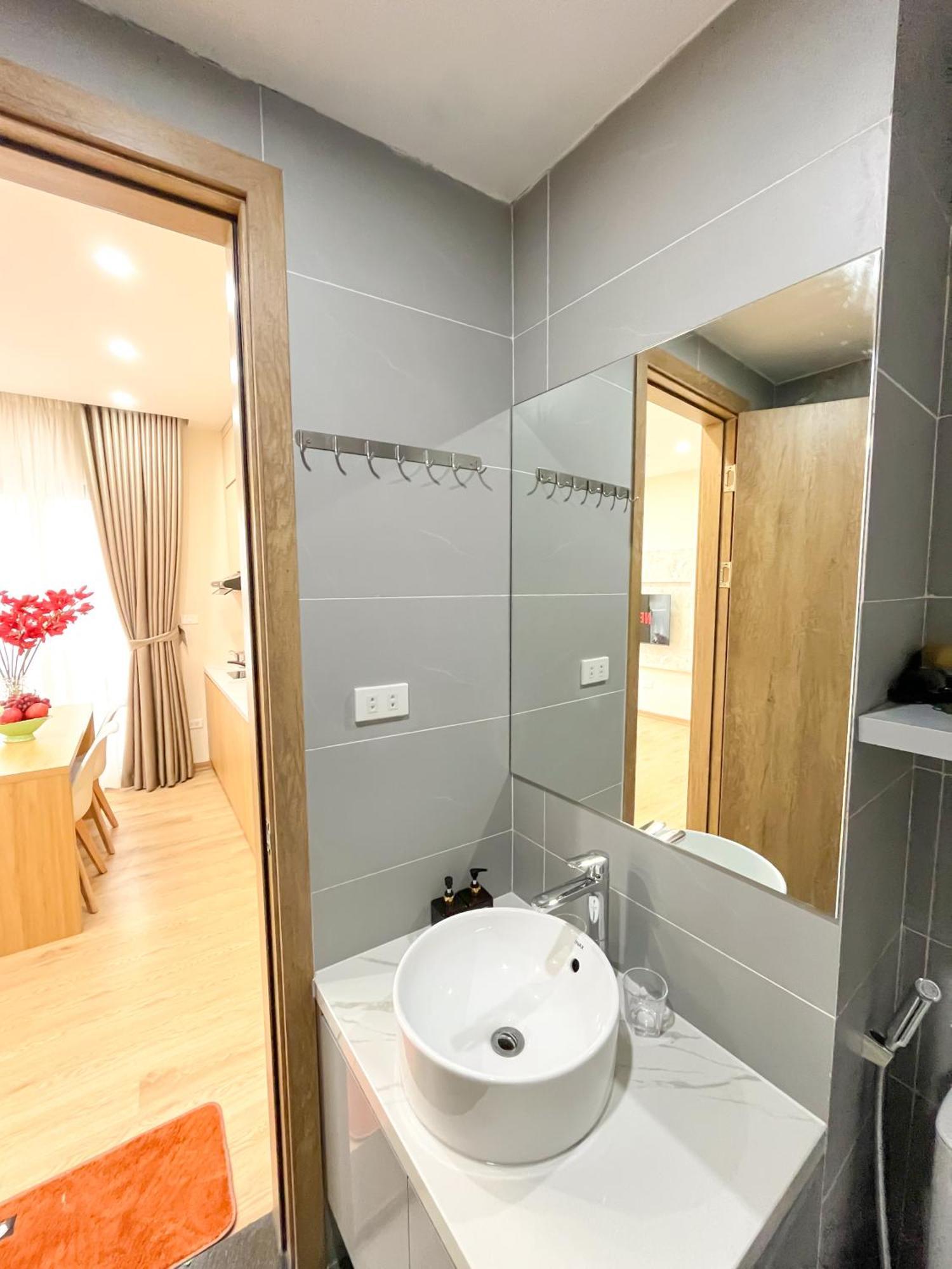 Amazing Housing Lac Long Quan Hanoi Buitenkant foto